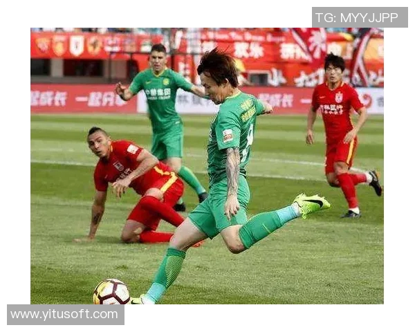 马斯哈德与棉农的激烈对决揭示了足球战术与团队协作的重要性 马斯哈德与棉农的激烈对决揭示了足球战术与团队协作的重要性